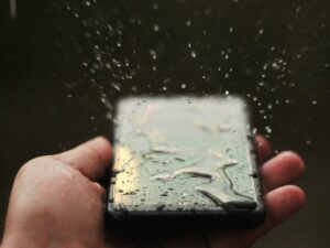 Reparar pantalla telefono movil mojada